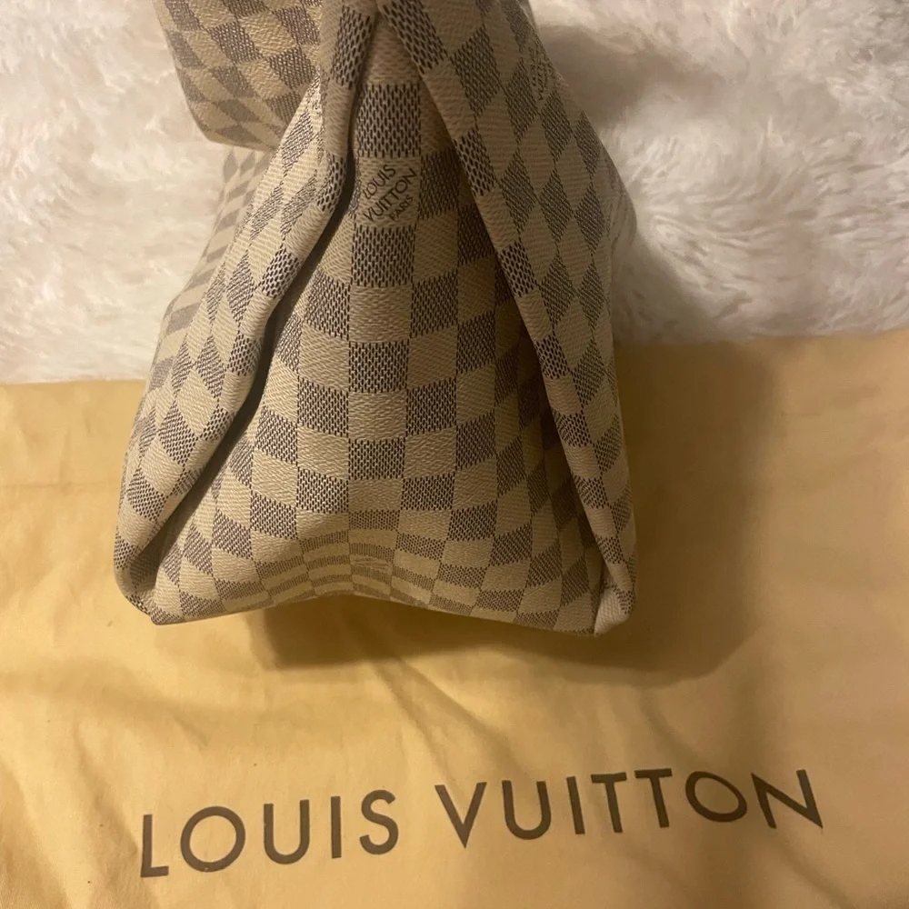 Louis Vuitton Artsy MM bag. Barely used!! - Picture 11 of 17